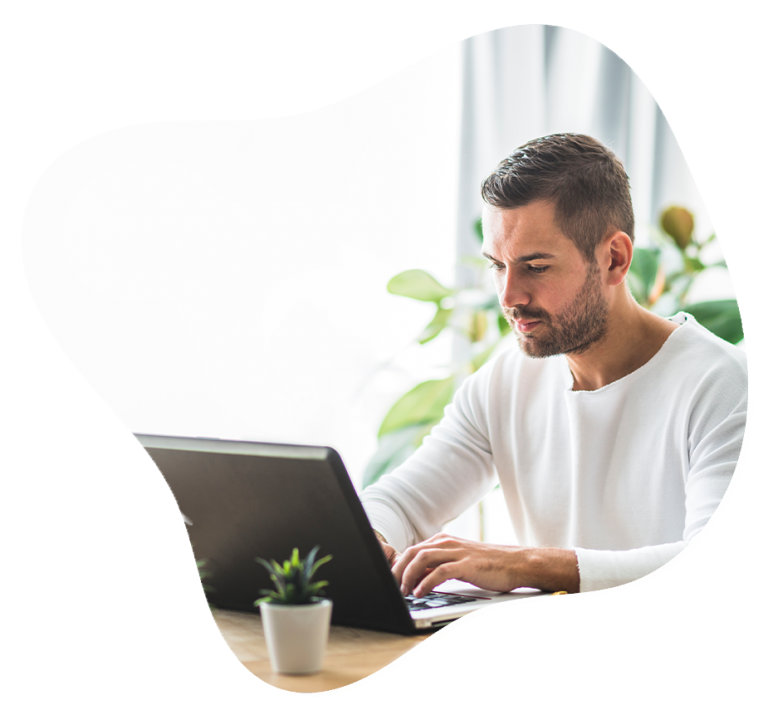 Photo montrant un homme utilisant un ordinateur portable