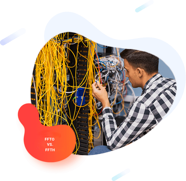 Photo du processus de raccordement de la fibre optique entreprise par un technicien