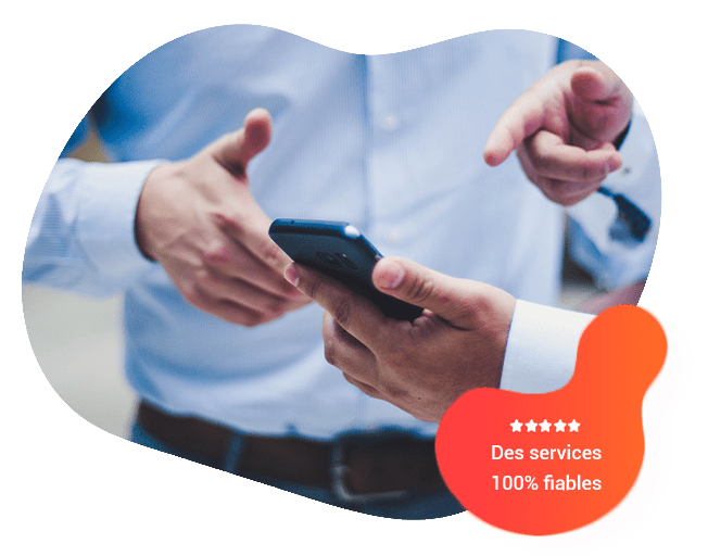 Deux personne pointant un smartphone expertise telecom