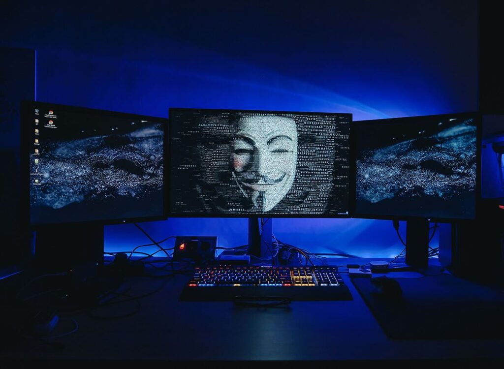 3 Ordinateurs en cours de hack